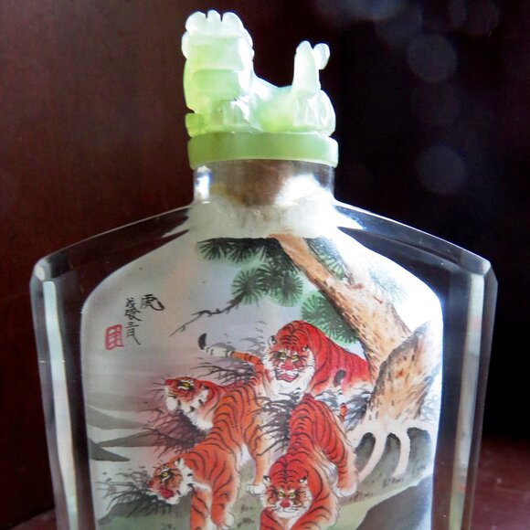 Vintage Chinese Crystal SNUFF BOTTLE INSIDE PAINTED TIGERS Carved Jadeite Top - Picture 3 of 15